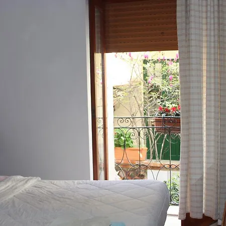 Guest house The Dolphins